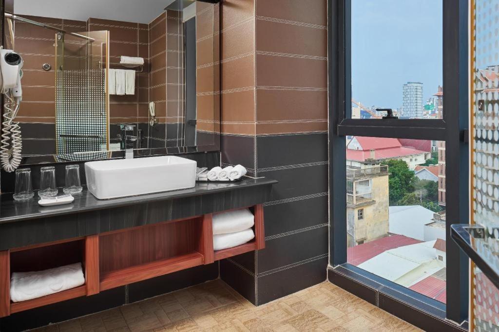 Essence Hotel-Phnom Penh Exterior photo